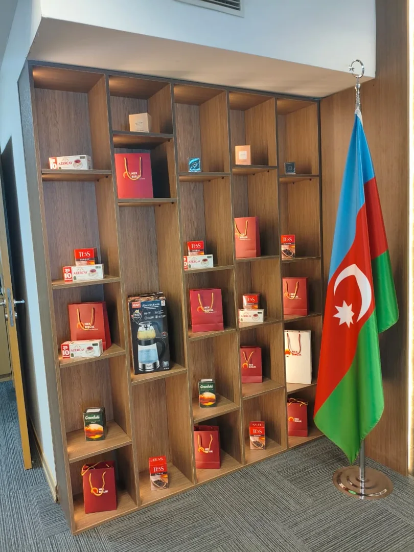 Bayraq yanında məhsulların nümayiş olunduğu rəf
